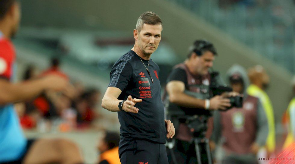 Vila nova anuncia Paulo Turra como novo treinador