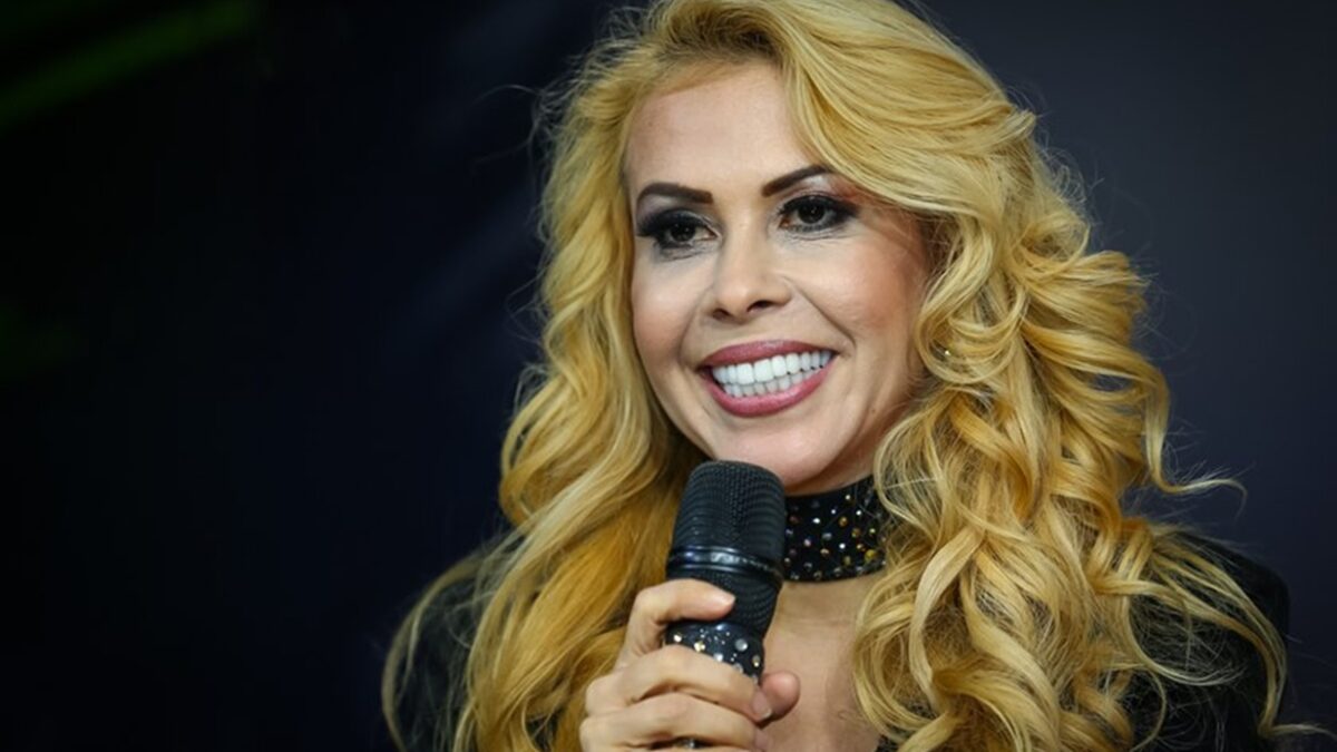Joelma arranca microfone de fã após ser criticada em show; vídeo Mulher subiu ao palco e criticou a fase atual da cantora