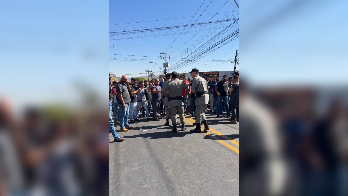 Dois foram presos por atirar fogos de artifício contra PMs em ato na Vila Canaã, em Goiânia