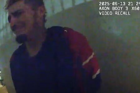 Homem colaborou com policiais antes de ser baleado no Brás, em SP Morador de rua chorou e pôs mão na cabeça antes de ser morto por PMs; vídeo