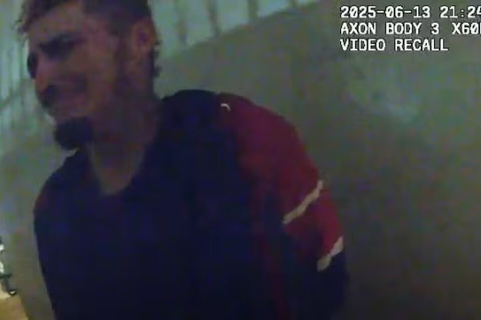 Homem colaborou com policiais antes de ser baleado no Brás, em SP Morador de rua chorou e pôs mão na cabeça antes de ser morto por PMs; vídeo