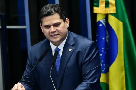 Senado tenta de novo votar projeto que afrouxa Lei da Ficha Limpa Projeto reduz tempo de inelegibilidade políticos condenados