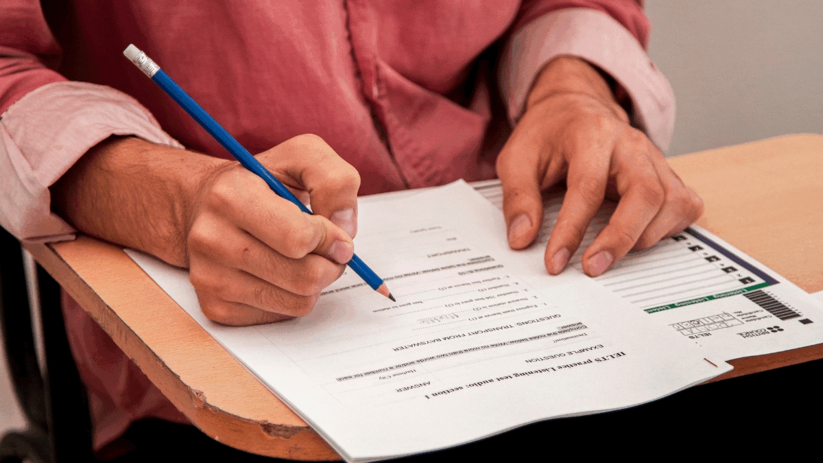 Imagem de uma pessoa fazendo uma prova