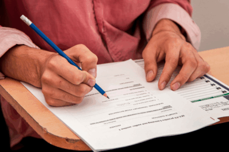 Imagem de uma pessoa fazendo uma prova