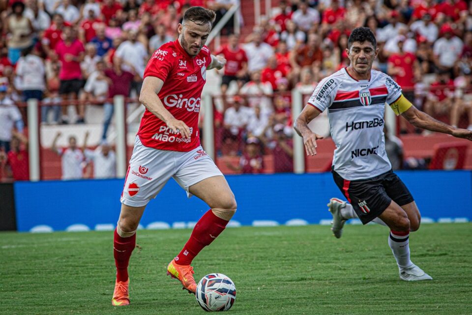 Partida entre Vila Nova e Botafogo-SP no primeiro turno da Série B