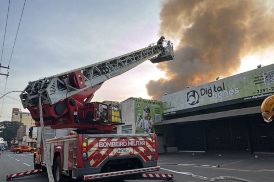 Imagem do combate as chamas