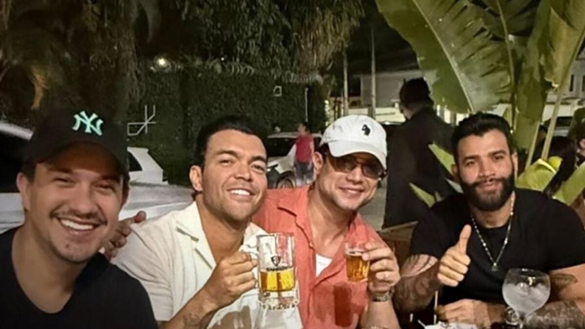 Sertanejo Hugo, da dupla com Guilherme, também estava Gusttavo Lima, Israel Novaes e Thiago Brava 'tomam uma' em barzinho de Goiânia; vídeo