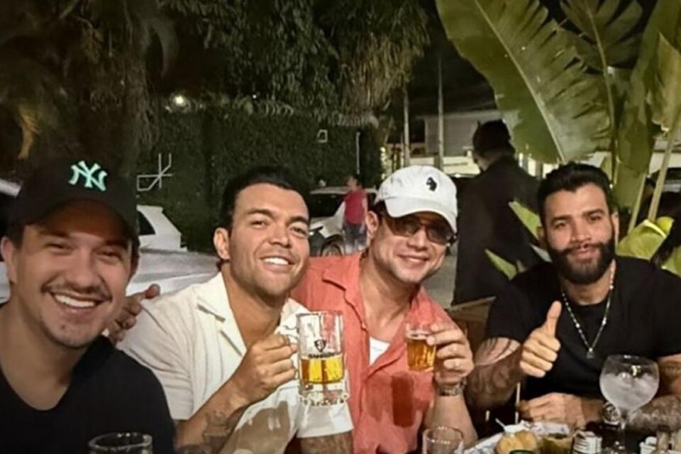 Sertanejo Hugo, da dupla com Guilherme, também estava Gusttavo Lima, Israel Novaes e Thiago Brava 'tomam uma' em barzinho de Goiânia; vídeo