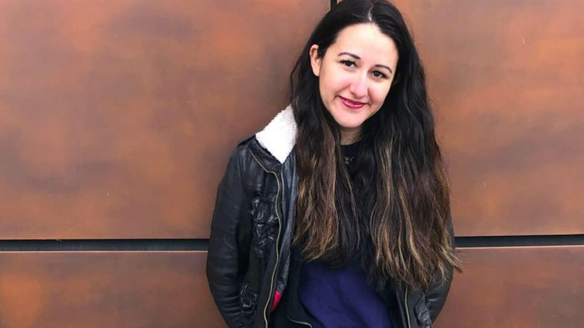 Mulher que perdeu a visão após dar estrelinhas na praia faz alerta Deborah Cobb perdeu a visão por acrobacias na areia