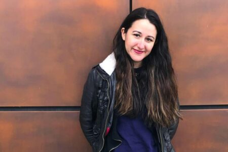 Mulher que perdeu a visão após dar estrelinhas na praia faz alerta Deborah Cobb perdeu a visão por acrobacias na areia