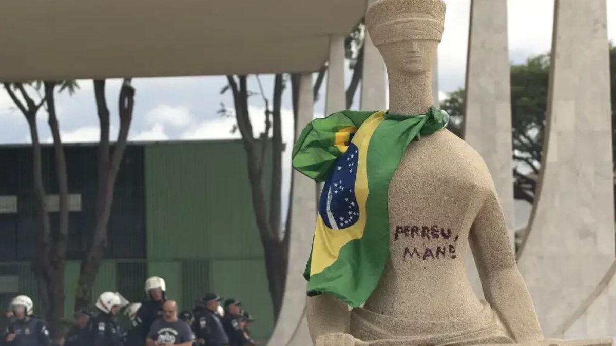 Mulher que escreveu 'perdeu, mané' com batom em estátua da Justiça tem recurso negado (Foto: Agência Brasil)