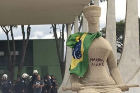 Mulher que escreveu 'perdeu, mané' com batom em estátua da Justiça tem recurso negado (Foto: Agência Brasil)