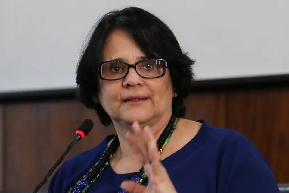 Damares Alves revela diagnóstico de câncer de mama; radioterapia Parlamentar contou que já passou por uma cirurgia