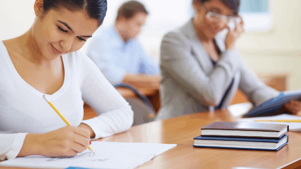Imagem de pessoas escrevendo em uma prova