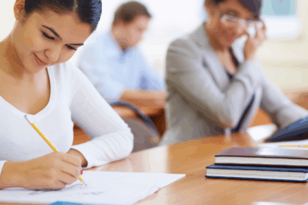 Imagem de pessoas escrevendo em uma prova