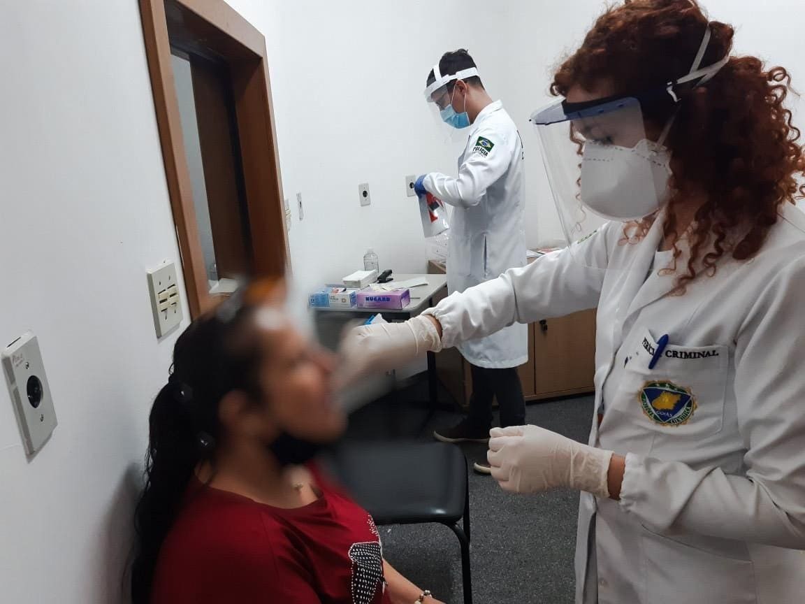 Imagem da coleta com uso de cotonete