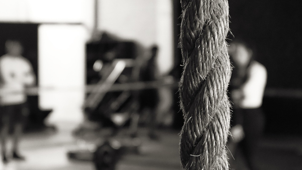 Academia de Goiânia deve ressarcir cliente e não cobrar multa por rescisão devido à falha no serviço