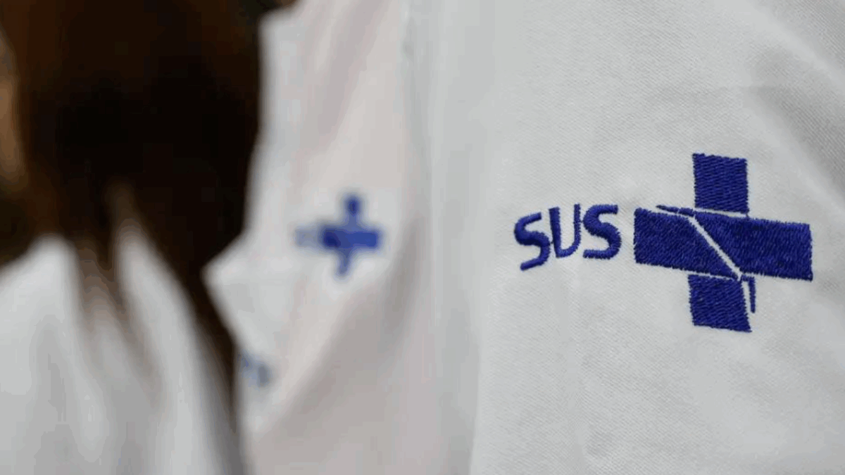 Imagem de um jaleco com a logo do SUS