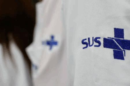 Imagem de um jaleco com a logo do SUS