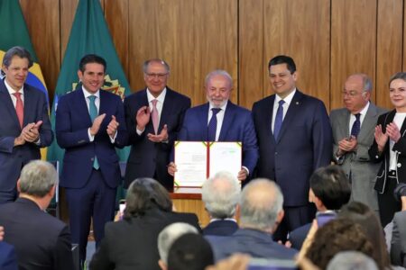 "O plano é positivo", diz economista da Fiesp sobre medidas do governo contra tarifaço Medida prevê uma linha de crédito de R$ 30 bilhões