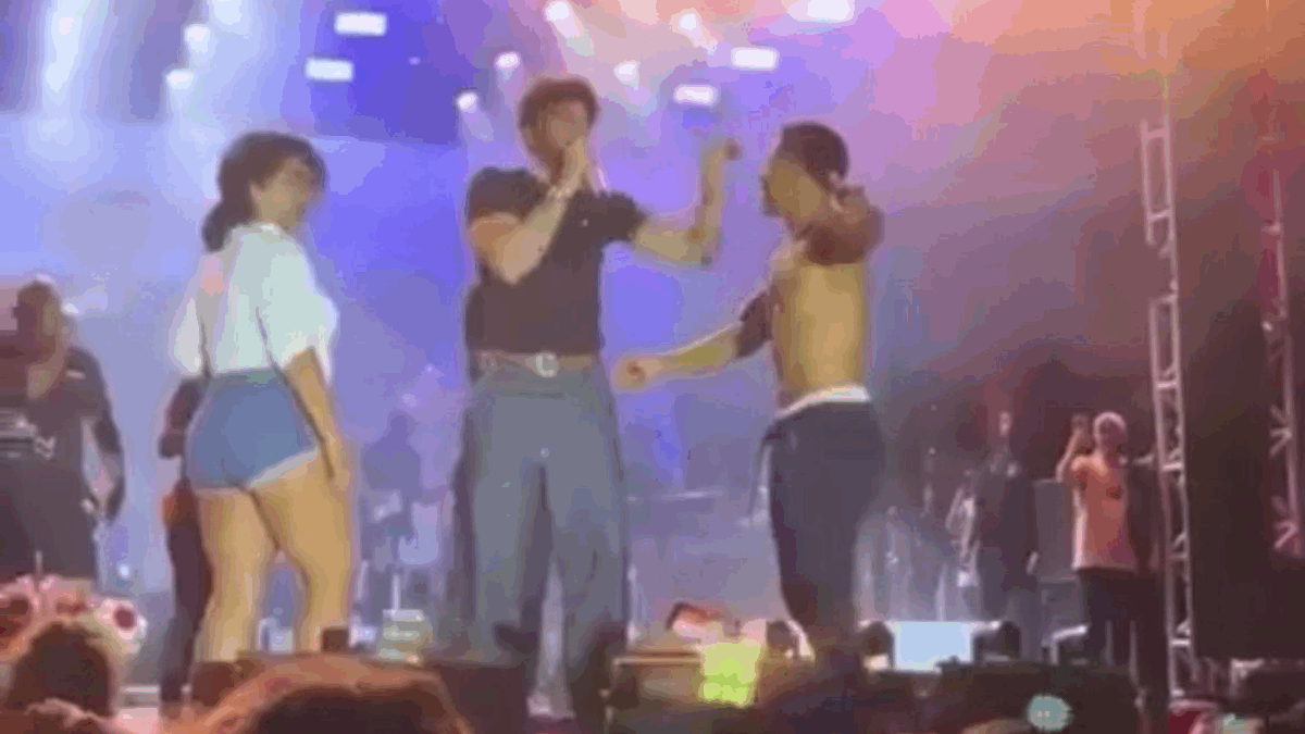 Homem comprometido sobe no palco e beija outra em show de Nattanzinho (Foto: Reprodução)