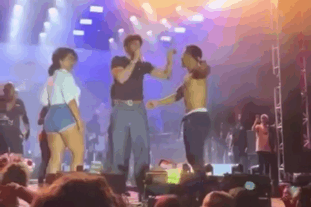 Homem comprometido sobe no palco e beija outra em show de Nattanzinho (Foto: Reprodução)