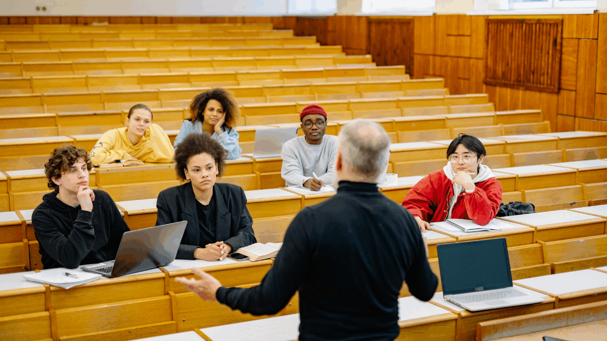 Imagem de um professor universitário dando aula