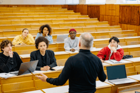 Imagem de um professor universitário dando aula