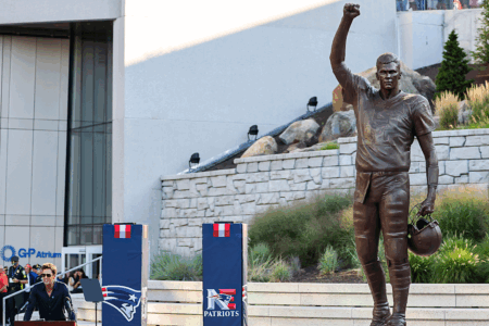 Estátua em homenagem ao ex-jogador de futebol americano Tom Brady