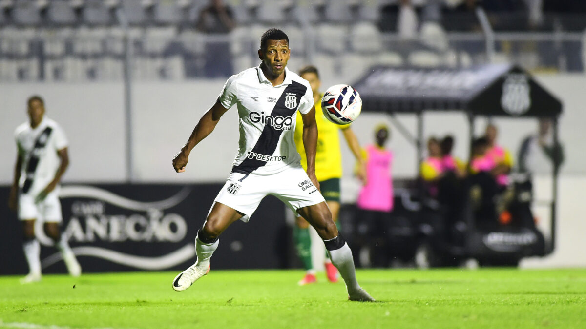 Jean Dias, atacante da Ponte Preta