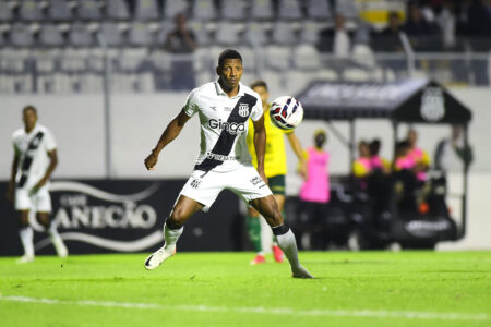 Jean Dias, atacante da Ponte Preta