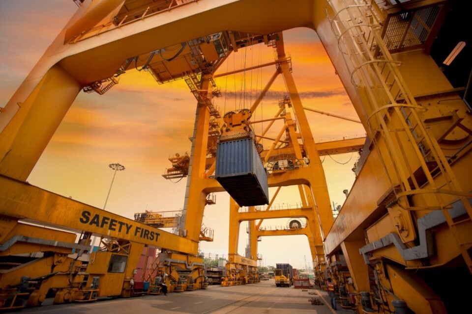 Container elevado em zona portuária (Foto: Freepik)