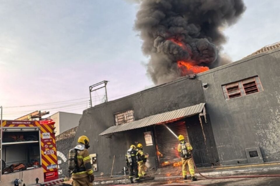 Imagem das chamas e fumaça intensa