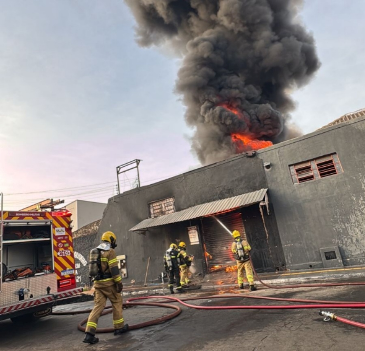 Imagem das chamas e fumaça intensa