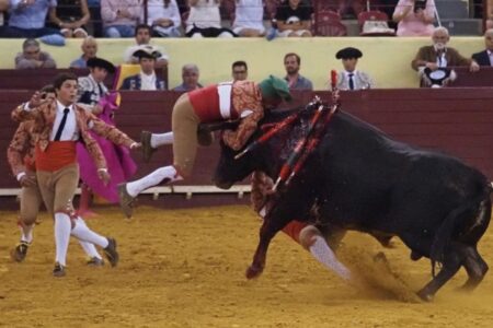 Cenas fortes: toureiro morre após ser chifrado, e espectador tem infarto ao presenciar e também morre arena em Lisboa Portugal