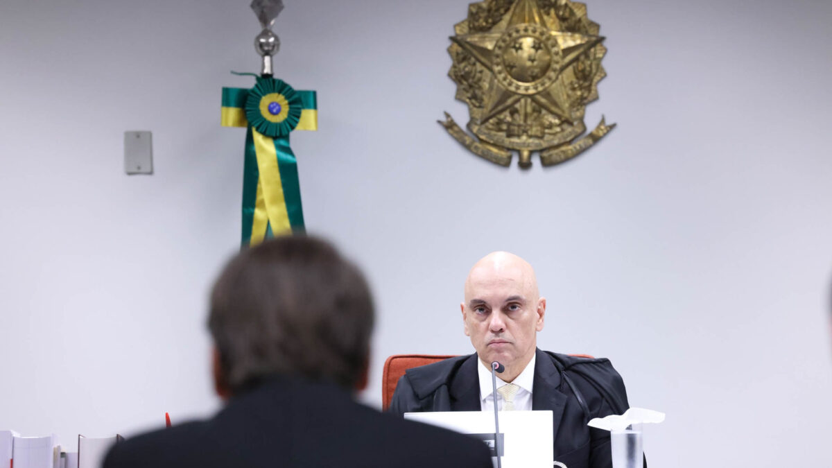 Bolsonaro de costas encara Moraes no STF