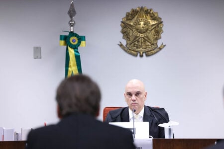 Bolsonaro de costas encara Moraes no STF