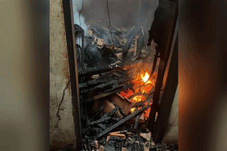 Casa incendiada em Porteirão (Foto: Reprodução)