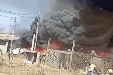 Fogo teria começado em materiais voltados à fabricação de fraldas (Foto: reprodução/Canedo Notícias)