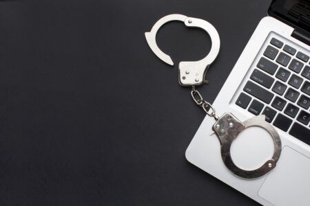 Juíza em Goiás condena dois advogados e outras 13 pessoas por falsificar alvarás; 3 a 121 anos