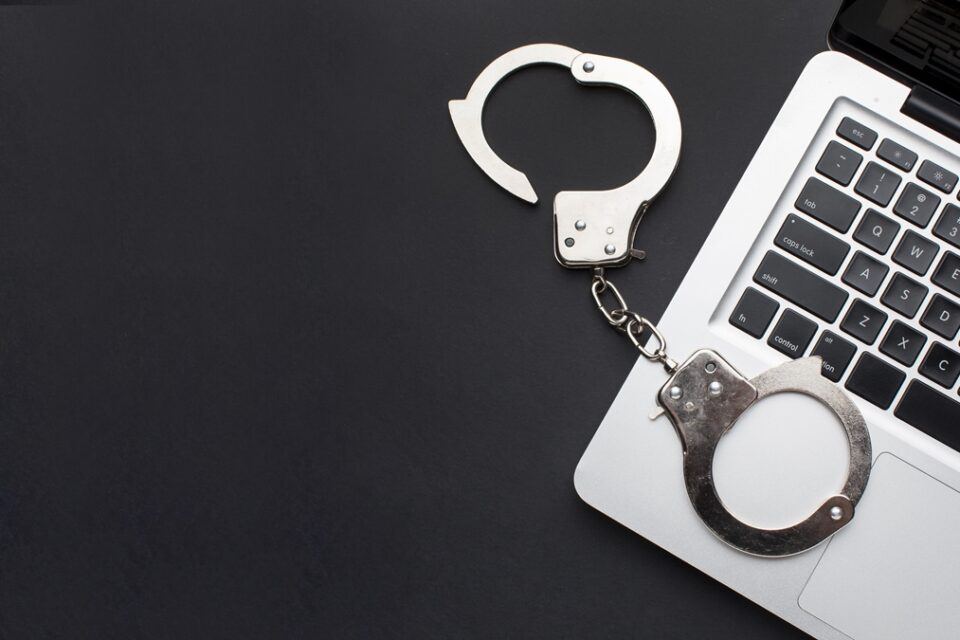 Juíza em Goiás condena dois advogados e outras 13 pessoas por falsificar alvarás; 3 a 121 anos