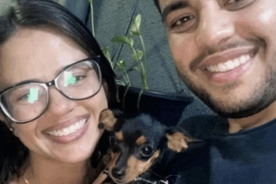 Imagem da jovem e do namorado com a cachorrinha