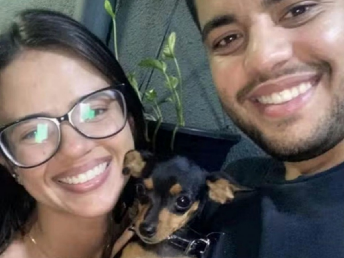 Imagem da jovem e do namorado com a cachorrinha