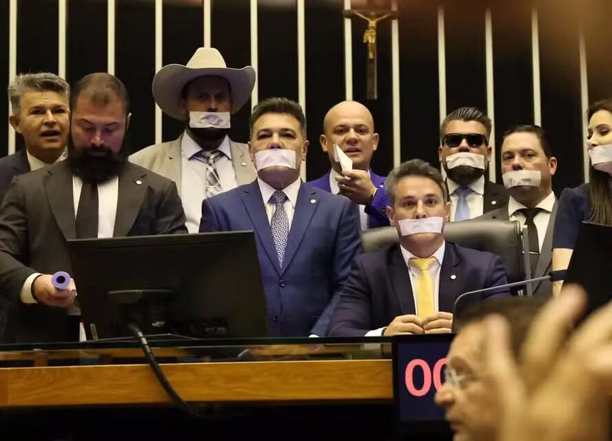 dbfba016 0d9a7586 Com espadrapo na boca, bolsonaristas prometem obstruir pauta do Congresso