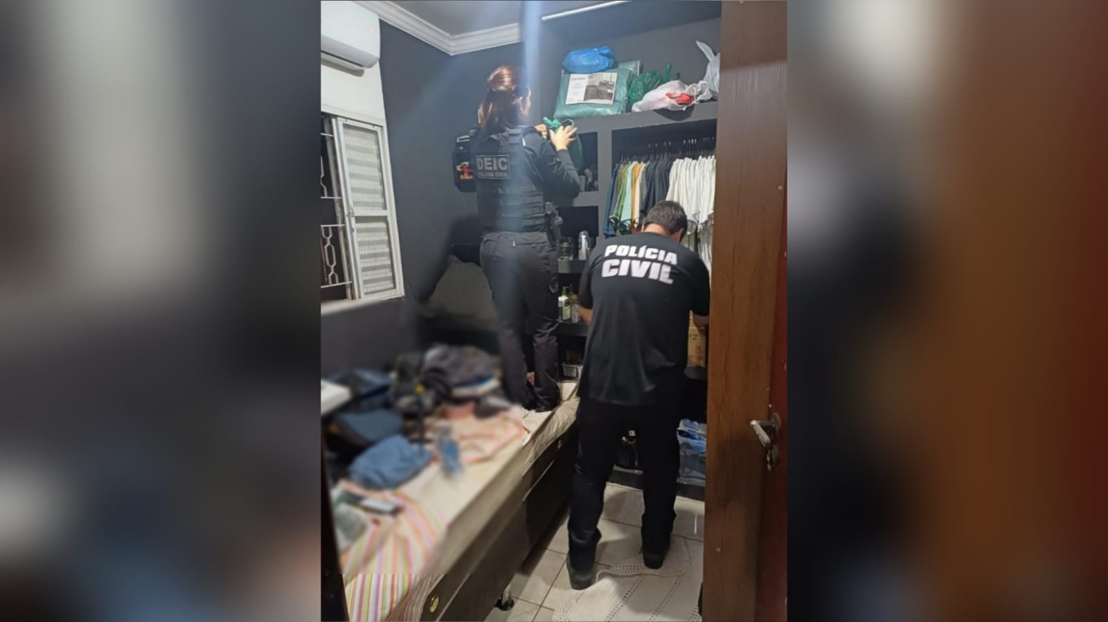 Imagens do momento do cumprimento de mandado