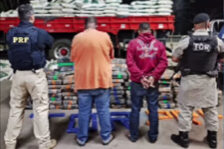 Caminhão que levava ração animal é apreendido com uma tonelada de maconha, em Morrinhos (Foto: Reprodução)