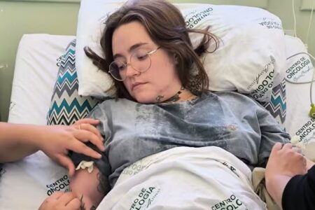 Mulher com a pior dor do mundo passará por procedimento com cetamina Carolina Arruda, que sofre de neuralgia do trigêmeo