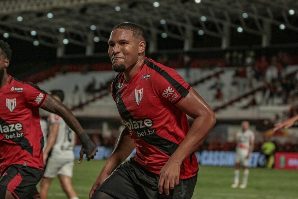 Matheus Felipe em partida pelo Atlético Goianiense