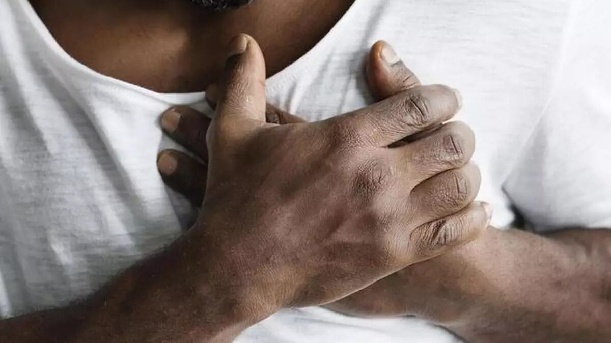 Homem reclama de dores nos mamilos e médico encontra lâmina alojada há oito anos Paciente explicou como objeto foi parar ali