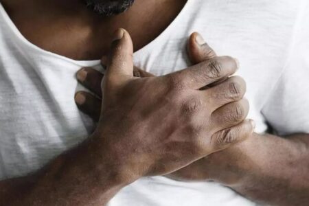 Homem reclama de dores nos mamilos e médico encontra lâmina alojada há oito anos Paciente explicou como objeto foi parar ali